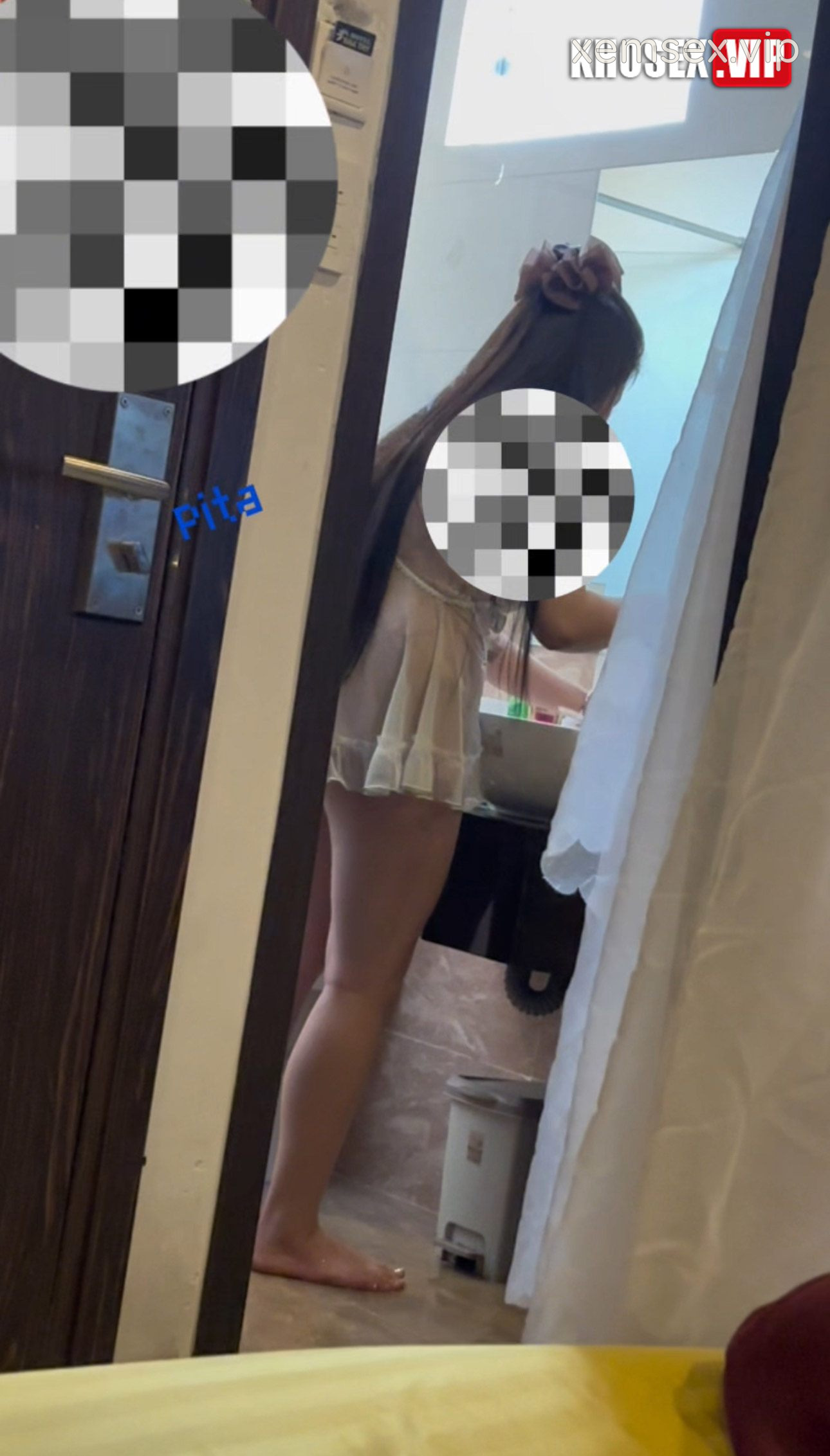 checker-pita-dit-em-gai-2k5-xinh-nuoc-da-trang-treo-hot-le-cuc-pham-hinh-01