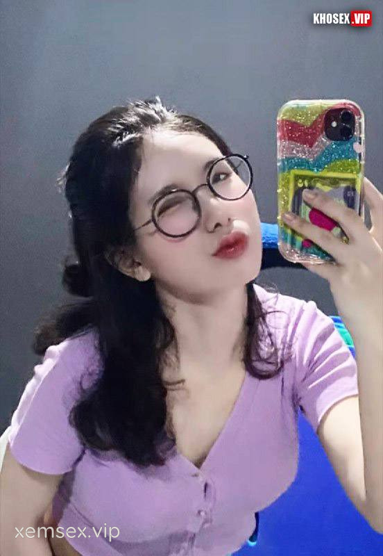 chich-em-gai-xinh-deo-kinh-vu-to-co-cai-lon-dam-dang-hinh-01