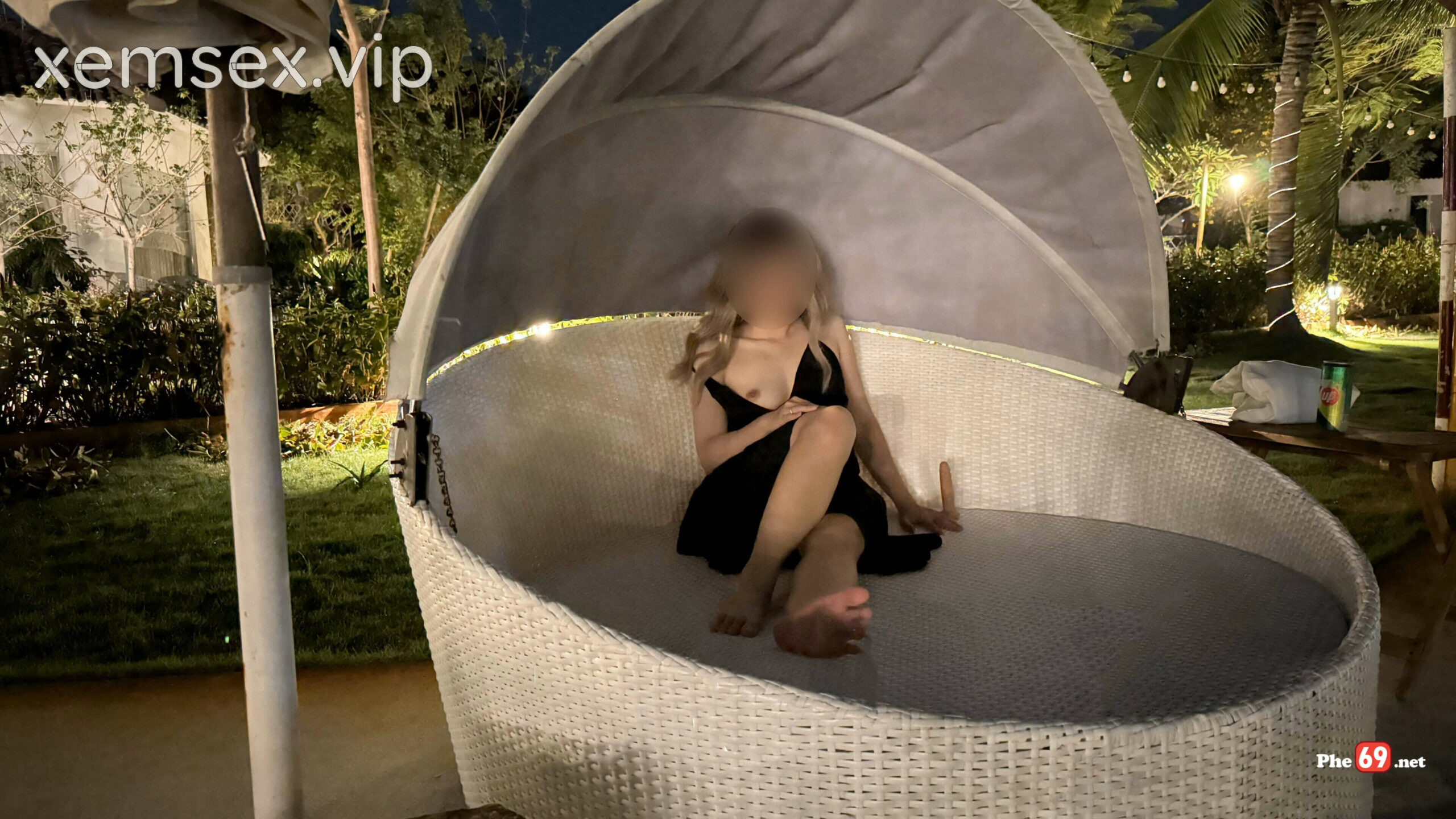 clip-sex-viet-lucypham204-dit-public-voi-ban-trai-tu-trong-phong-ra-toi-ngoai-san-vuon-khu-resort-phan-2-hinh-01-scaled-1