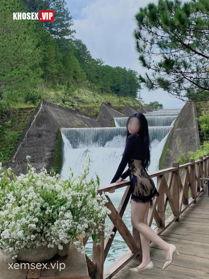 clip-sex-vkcklananh9496-some-cuckold-cung-em-phi-cong-kem-2-tuoi-day-nhuc-duc-cho-ck-dung-xem-full-clip-pic-hinh-01