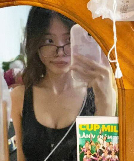 Ảnh 7 của Em gái sinh viên đeo kính lộ clip sex địt 2 lỗ với bạn trai